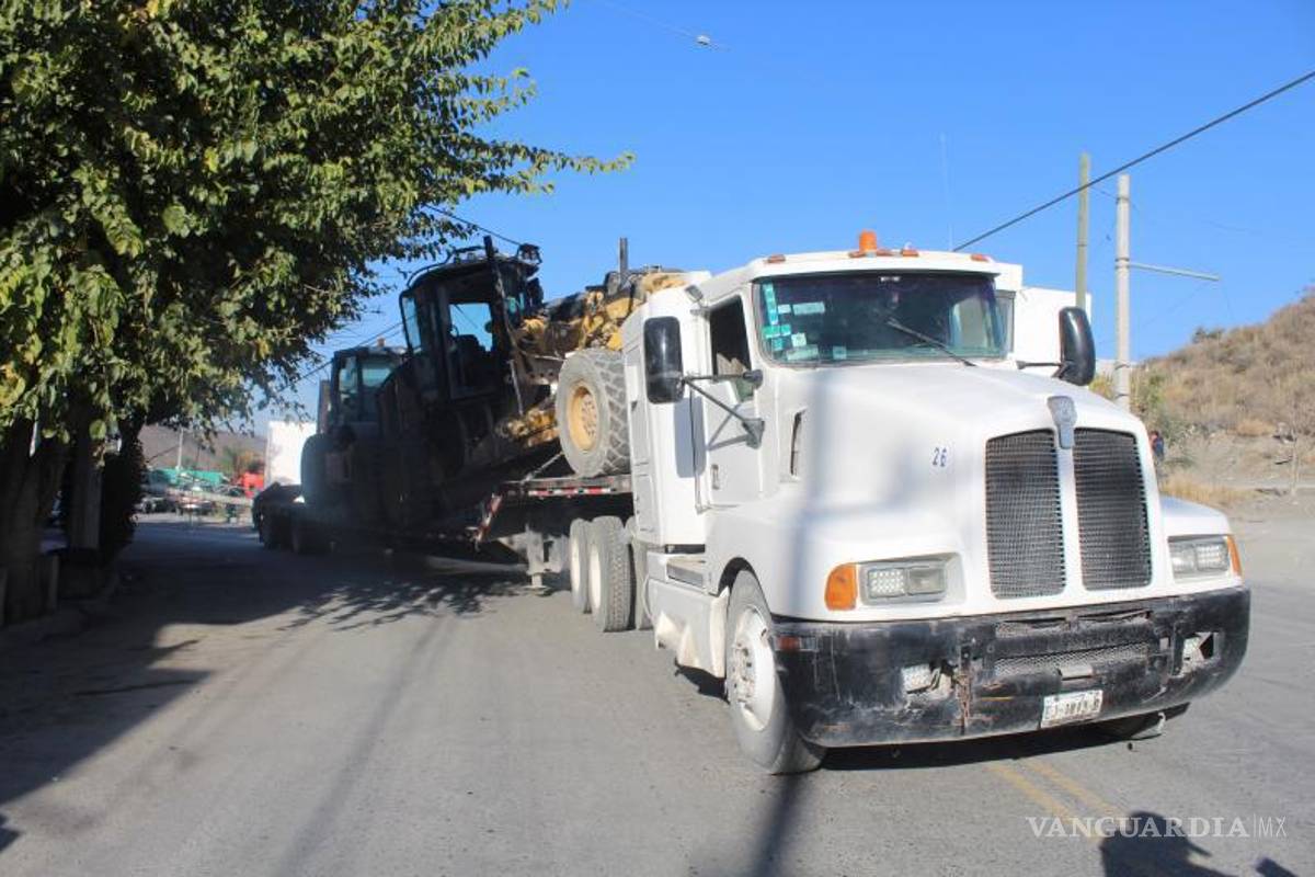 $!El poste cayó sobre una camioneta Mitsubishi que circulaba por la zona.
