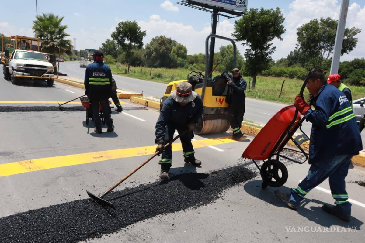 $!Cuadrillas de “Aquí andamos” se encargaron de colocar los reductores de velocidad.