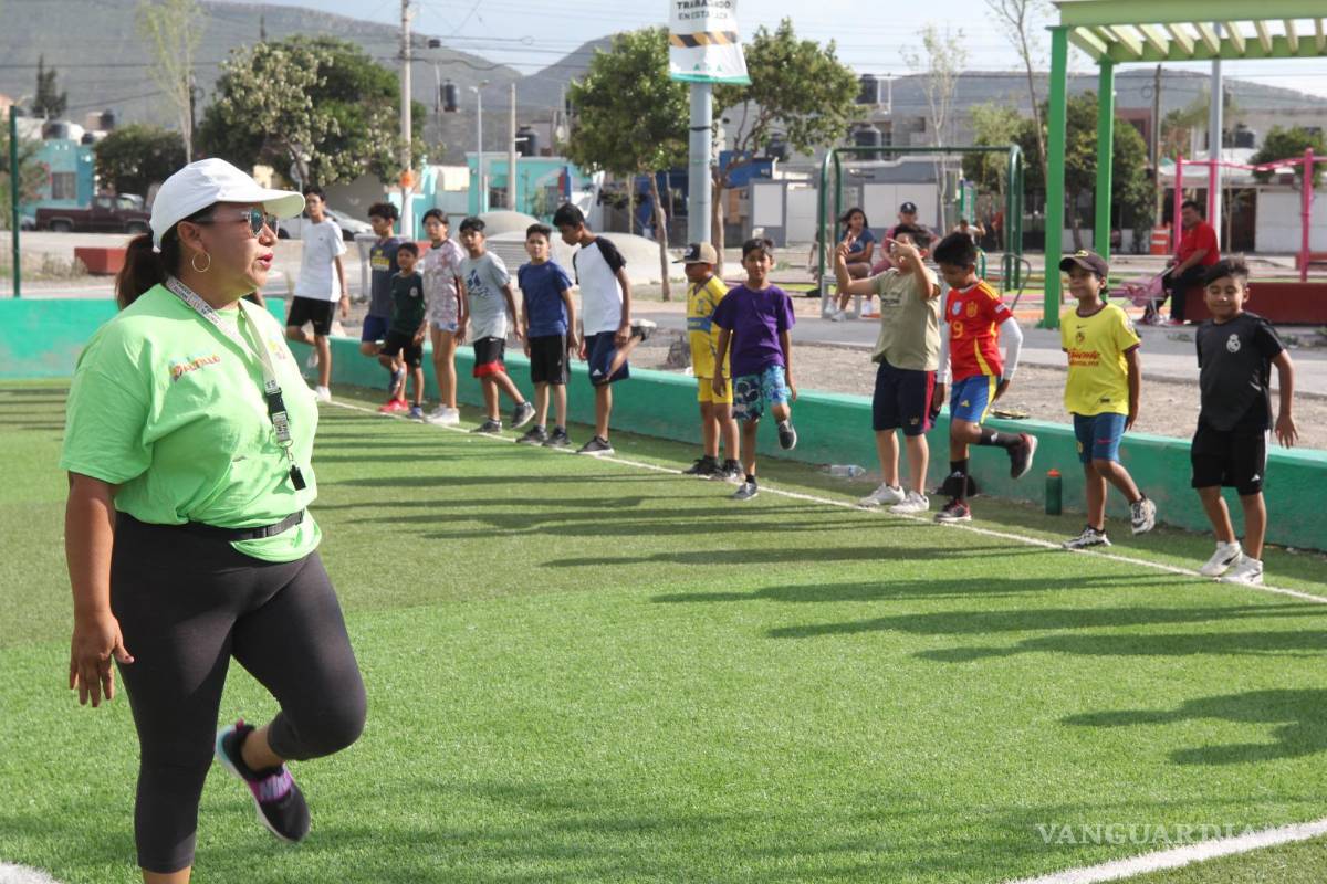 El deporte conquista la Saltillo 2000: niñas, niños y jóvenes se suman a clases gratuitas de futbol