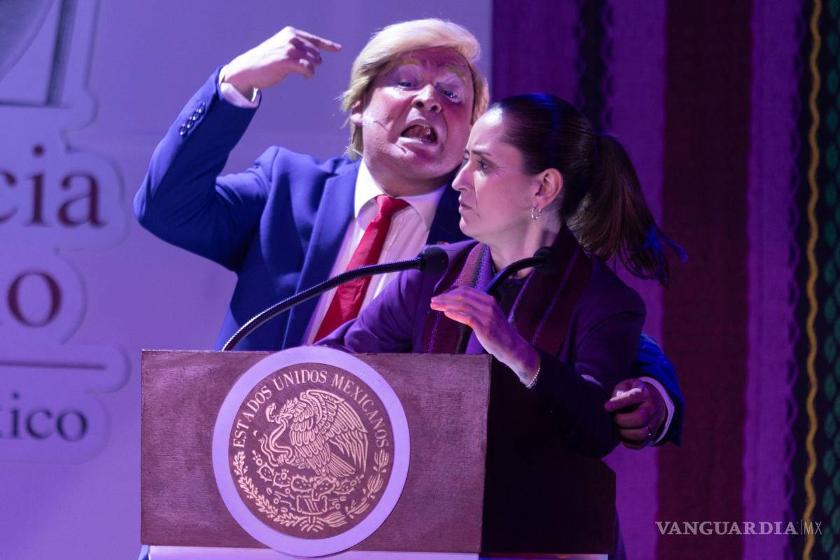 $!Herson Andrade como Trump y Tamara Henaine como Claudita Sheinbaum durante su actuación en la obra de sátira política La risa mañanera.
