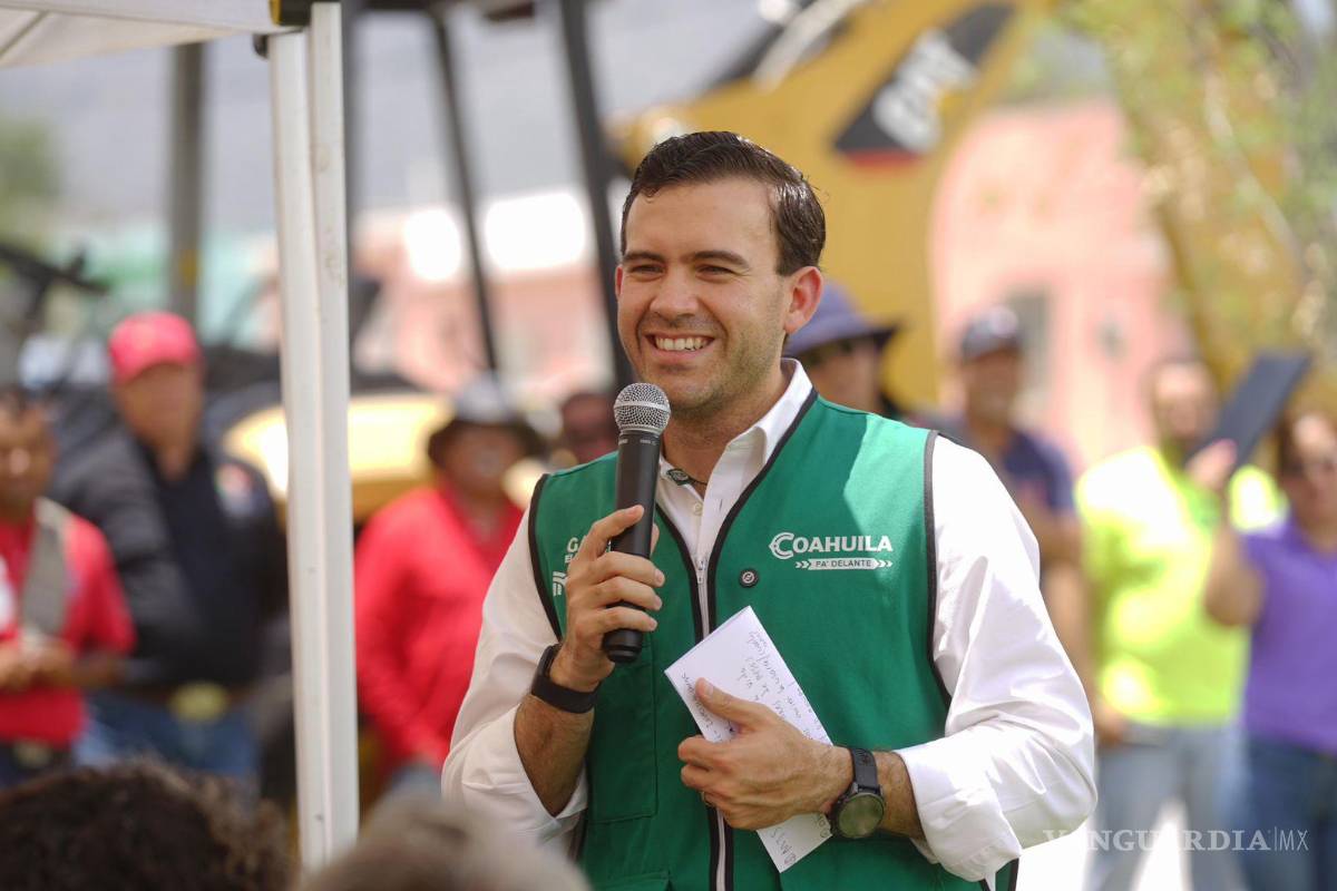 $!Gabriel Elizondo, coordinador de la Estrategia Mejora Coahuila, durante el arranque de las obras de pavimentación en Castaños.