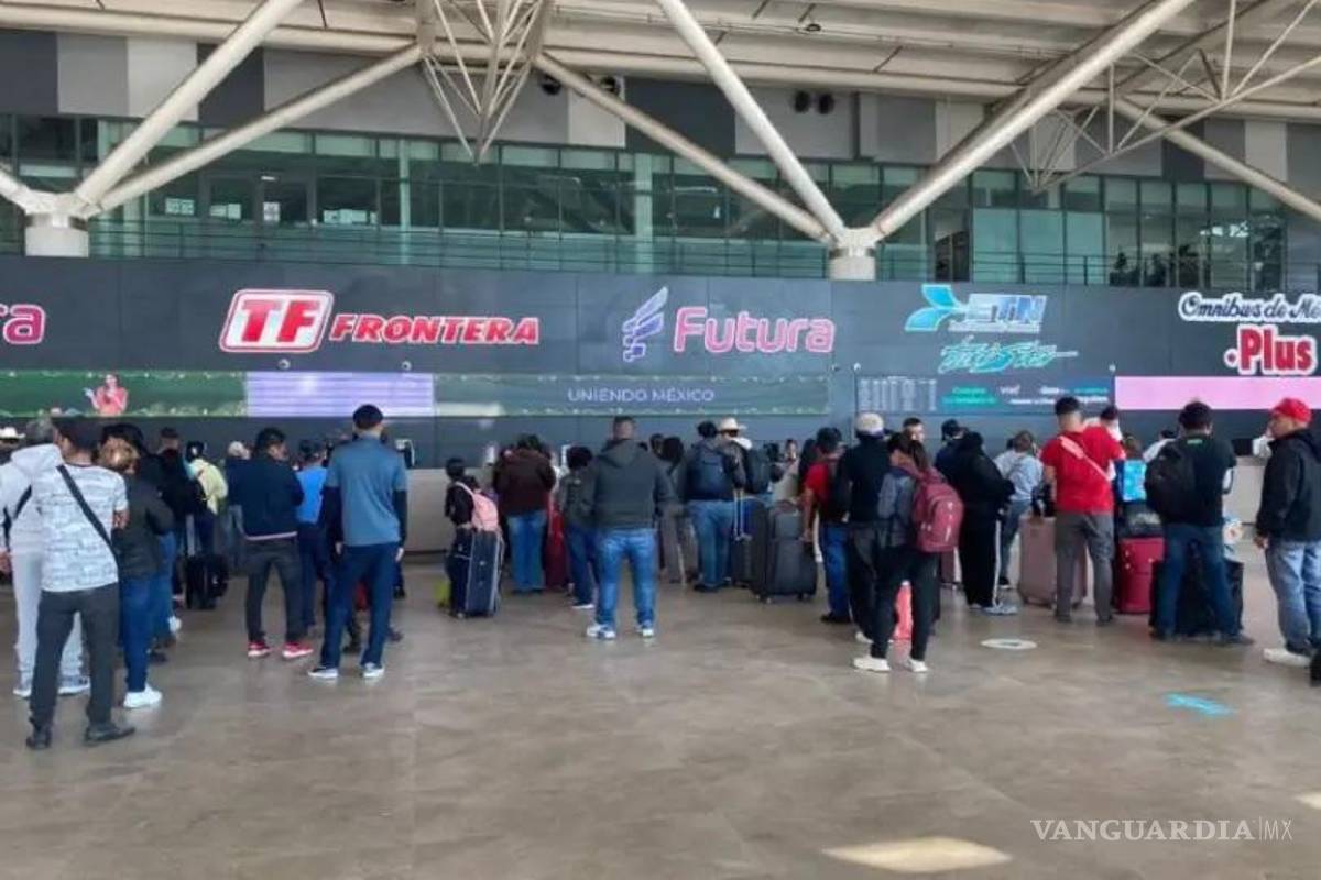 Familias abarrotan central de autobuses en Monterrey por temporada decembrina