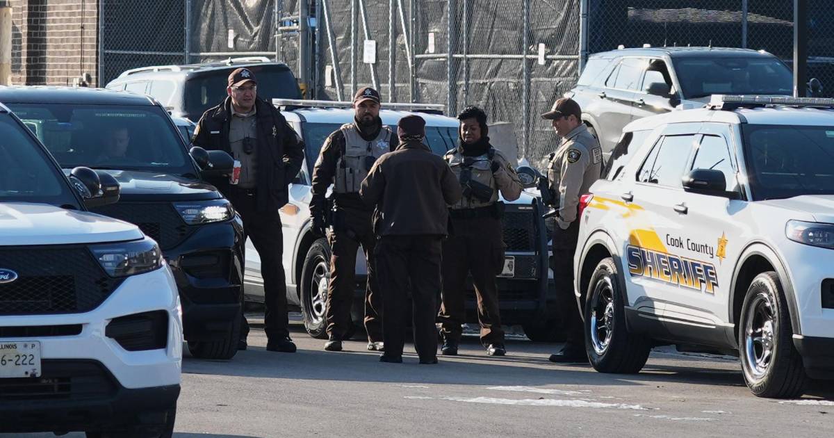 Corte bloquea liberación de cientos de migrantes detenidos en redada en Chicago