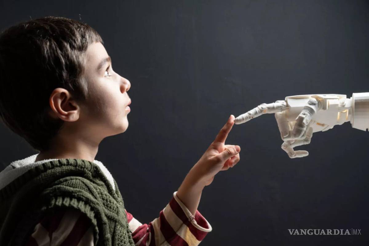 Piden a padres vigilar a hijos: IA podría exponer datos y afectar su desarrollo emocional