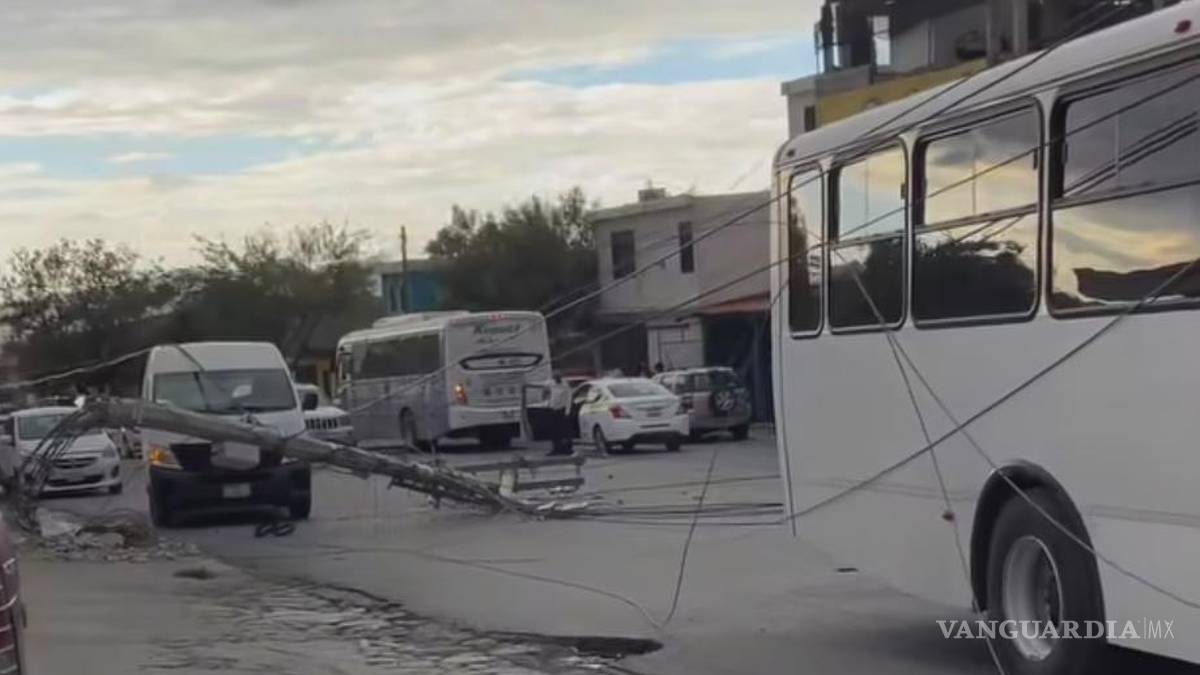Fuertes vientos derriban postes de concreto que cayeron sobre vehículos, en Saltillo
