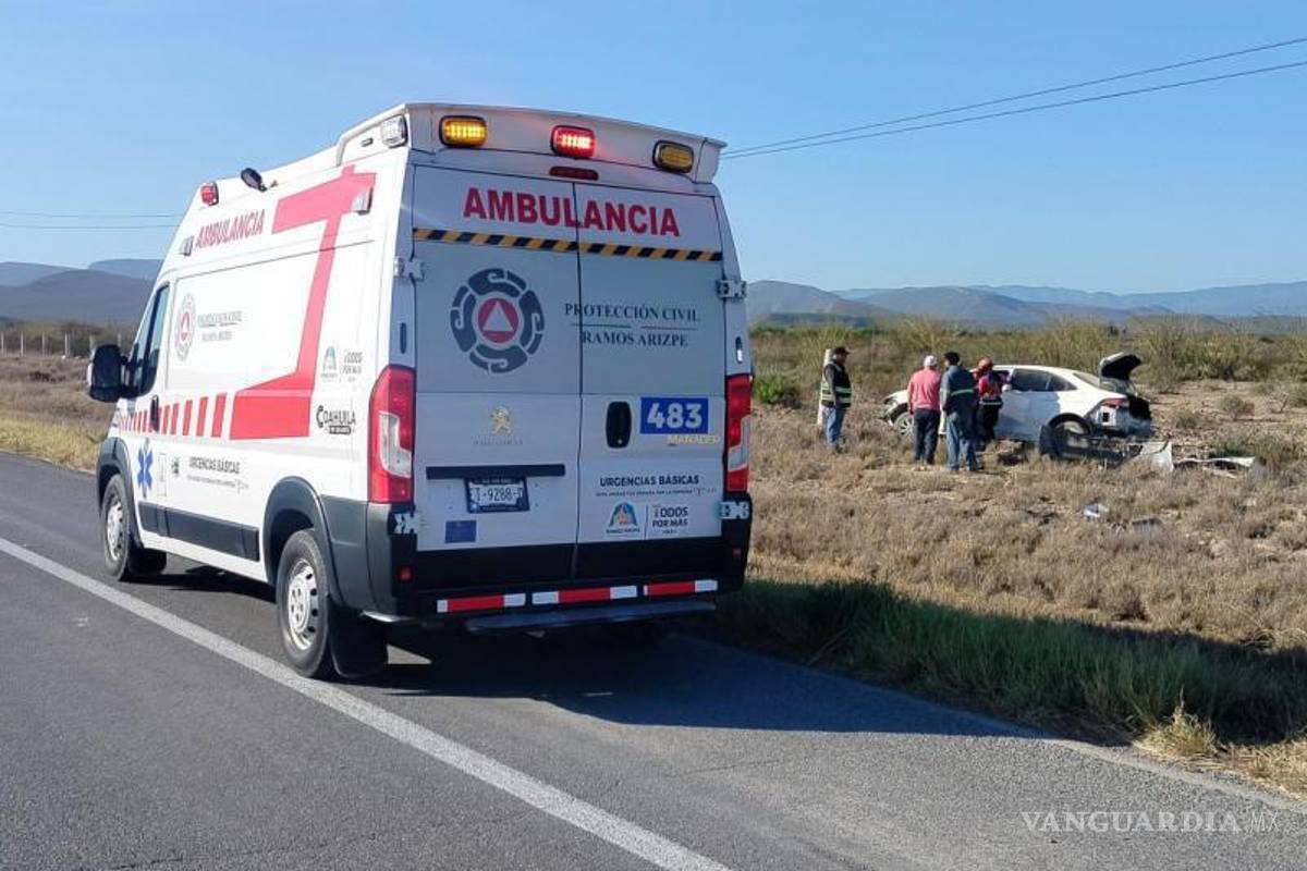 $!Paramédicos de Bomberos atendieron a la conductora en el kilómetro 28 del tramo Saltillo–Monclova.