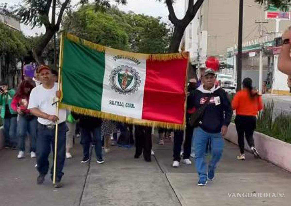 $!Miles de devotos saltillenses participaron en la peregrinación anual rumbo a la Basílica de Guadalupe, recorriendo la Calzada de los Misterios desde Peralvillo.