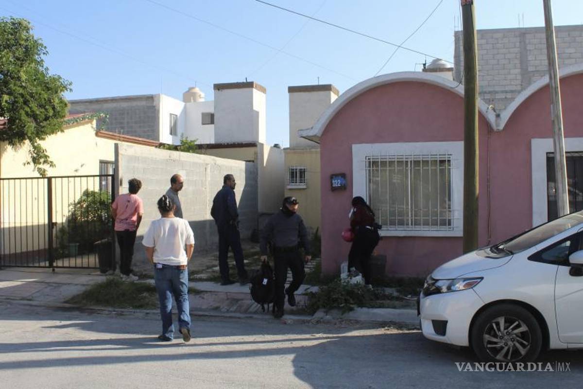 $!Familiares del joven permanecieron fuera de la vivienda mientras se realiza el levantamiento del cuerpo.
