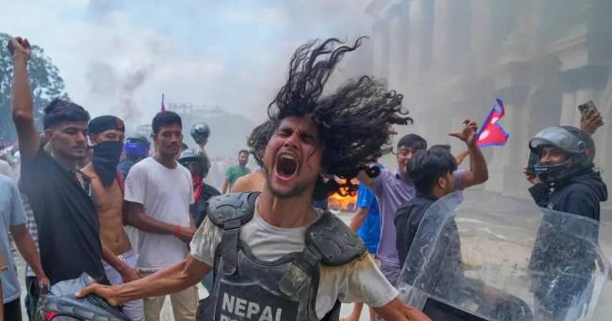 ¿Qué hay detrás de las violentas protestas en Nepal, que provocaron la dimisión del primer ministro?