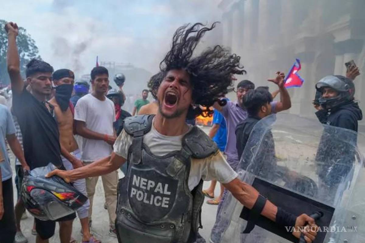 ¿Qué hay detrás de las violentas protestas en Nepal, que provocaron la dimisión del primer ministro?