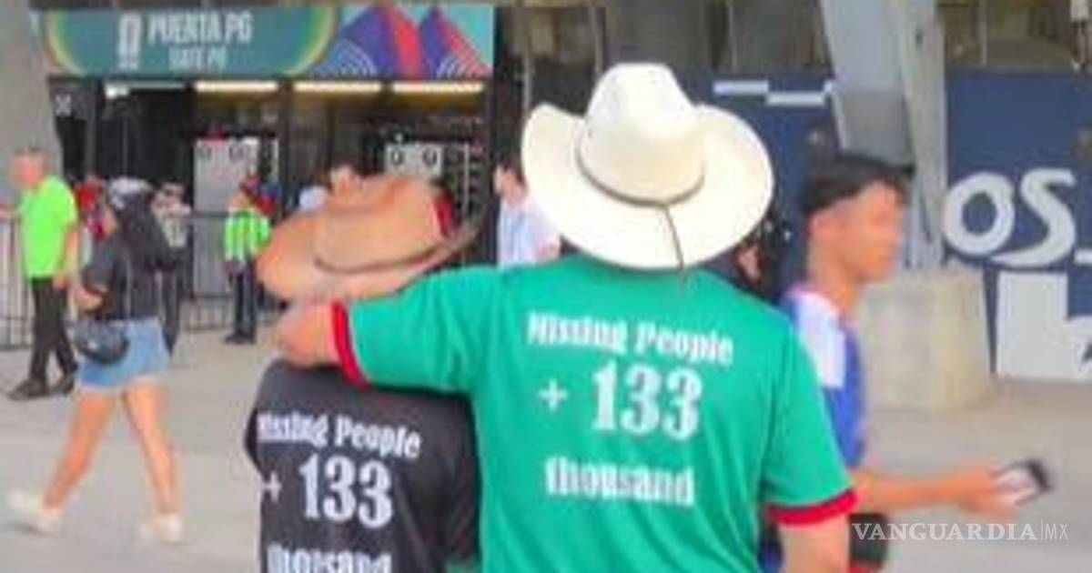 Entre el futbol y la protesta: pareja regia utiliza la Copa del Mundo para visibilizar a las madres buscadoras