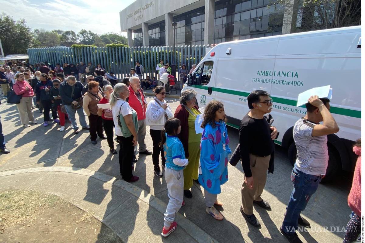Derechohabientes del Hospital La Raza del IMSS hacen filas por horas y los agendan hasta mayo