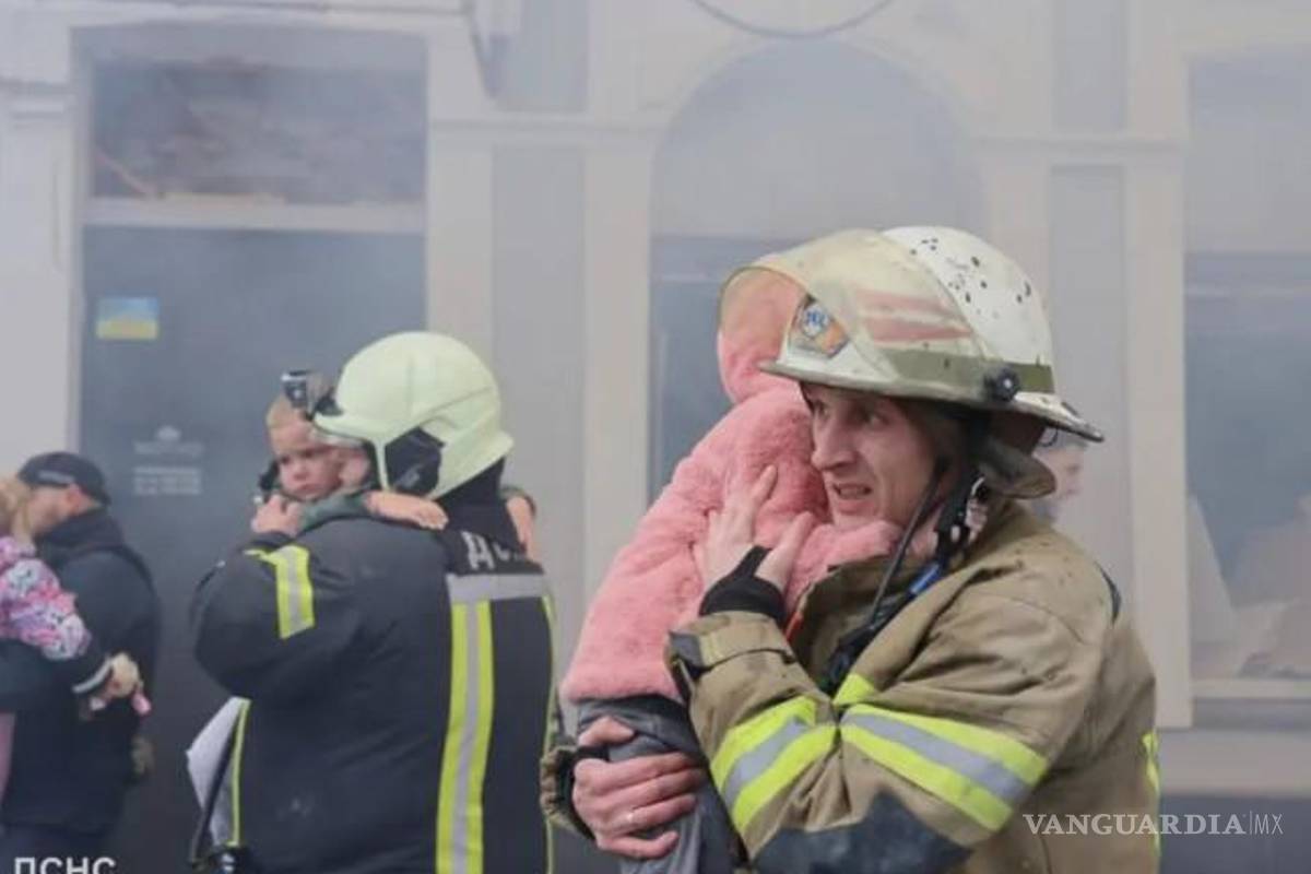 Niños ucranianos son rescatados por bomberos luego de que Rusia bombardeara una guardería