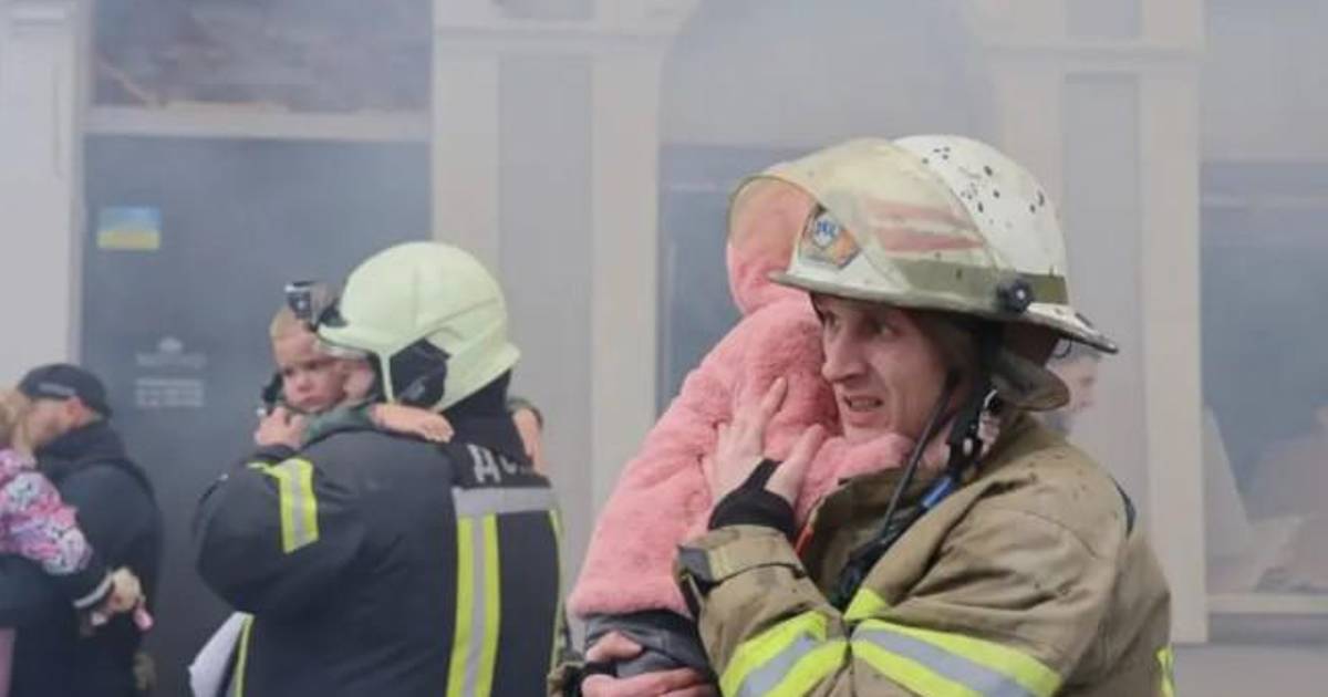 Niños ucranianos son rescatados por bomberos luego de que Rusia bombardeara una guardería