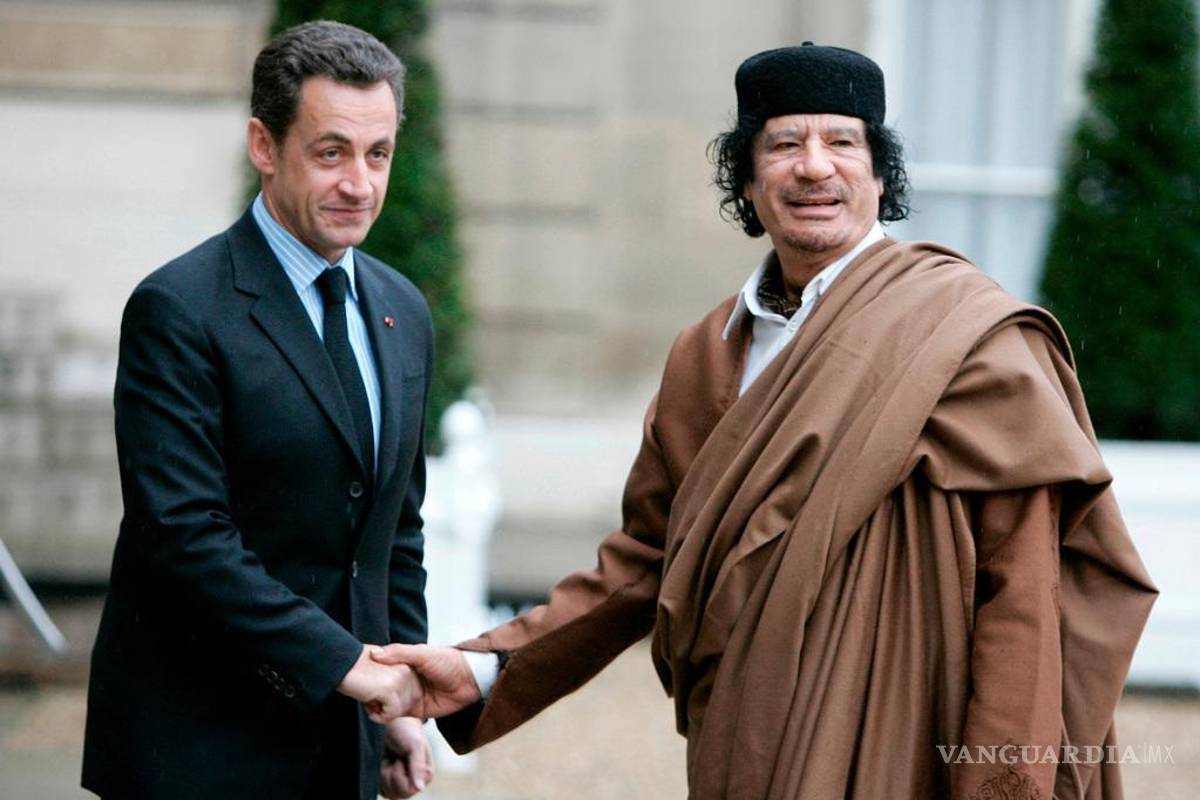 $!El presidente francés, Nicolas Sarkozy, saluda al líder libio, el coronel Muamar el Gadafi, a su llegada el 10 de diciembre de 2007 al Palacio del Elíseo, en París.