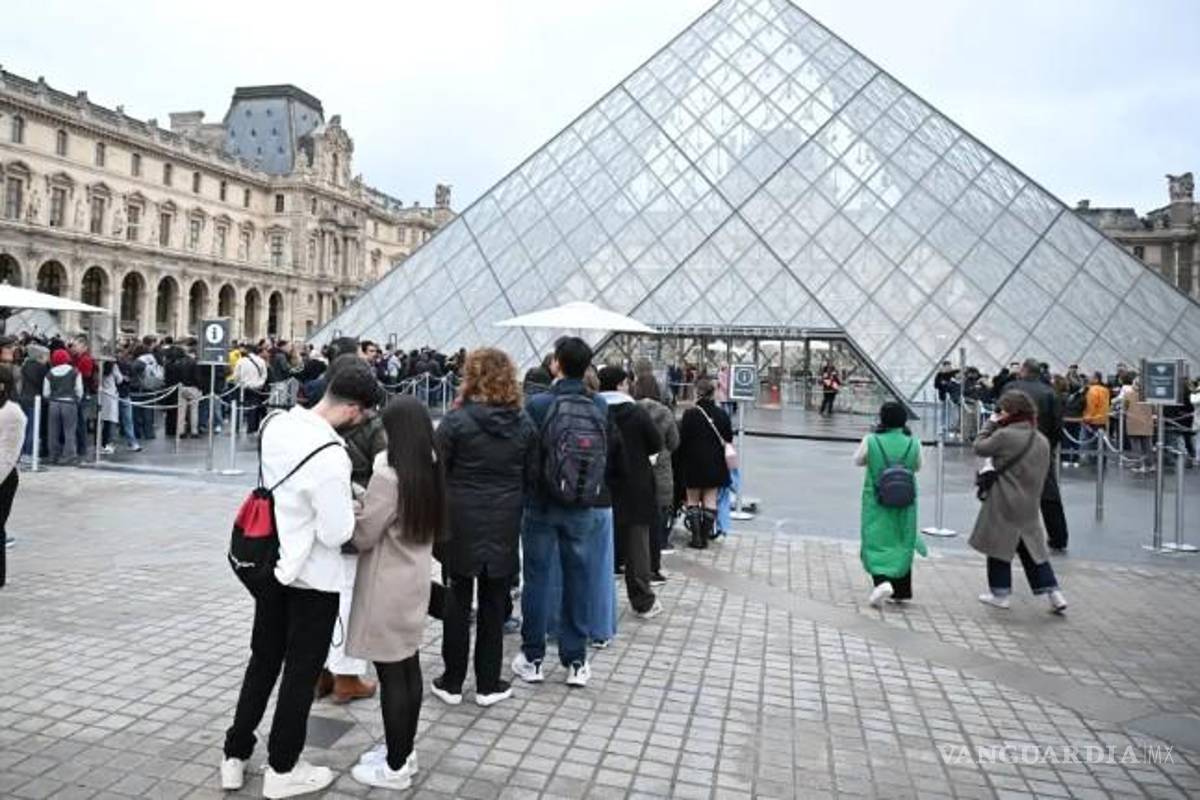 El Museo del Louvre permanece cerrado un día después del descarado robo de joyas