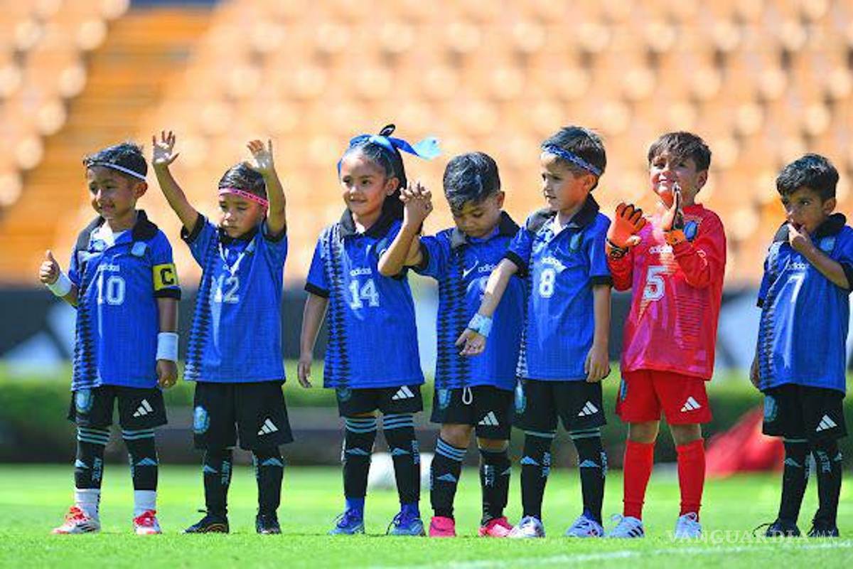 $!Los pequeños futbolistas de Torreón brillaron en la Copa Tigres 2025, logrando el segundo lugar y dejando un ejemplo de esfuerzo y compañerismo.