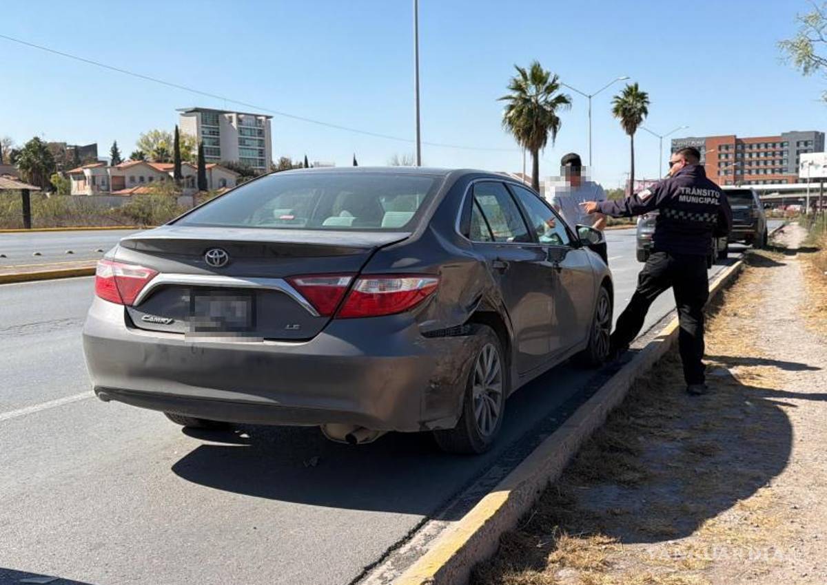 $!El Toyota Camry, responsable del accidente, quedó en el sitio mientras se contactaban las aseguradoras para cubrir los daños.