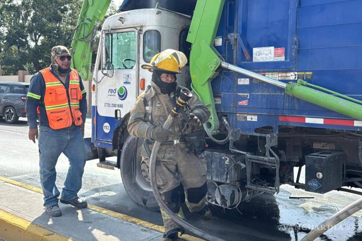 $!La situación fue controlada con extintores que tenían los conductores del camión.