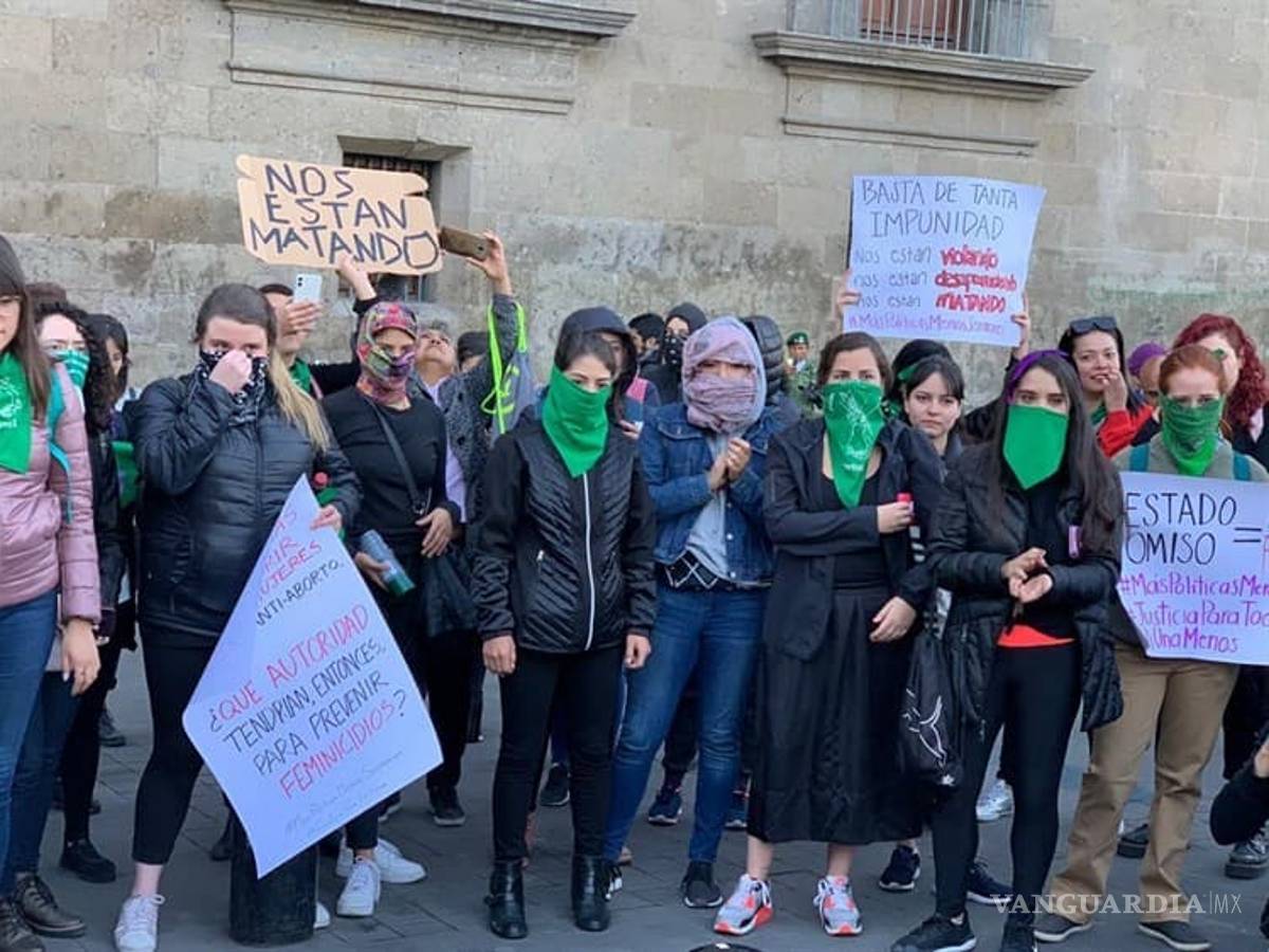 $!La 'Mañanera' de AMLO inicia entre gritos de justicia por feminicidios en México