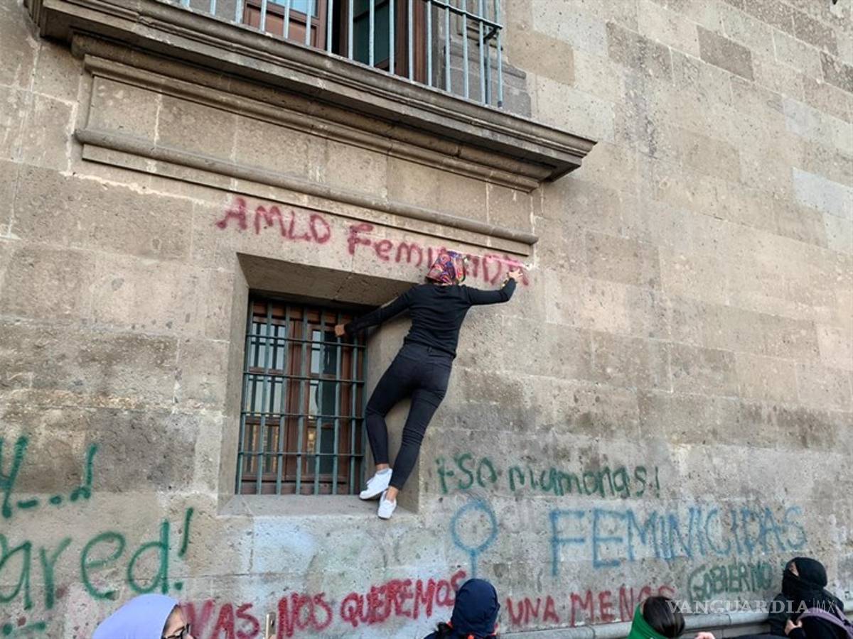 $!La 'Mañanera' de AMLO inicia entre gritos de justicia por feminicidios en México