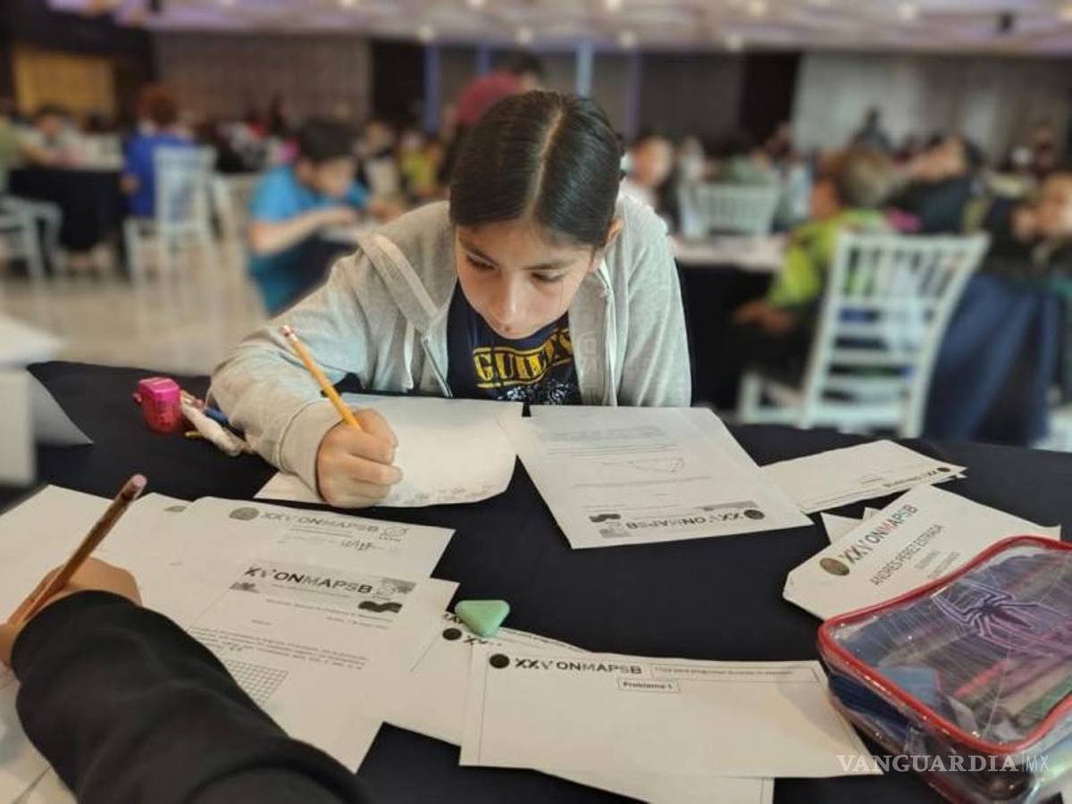 $!Layla, joven promesa de las matemáticas en Saltillo, logró destacar a nivel nacional gracias a su dedicación y al acompañamiento de su maestro en el proceso de entrenamiento.