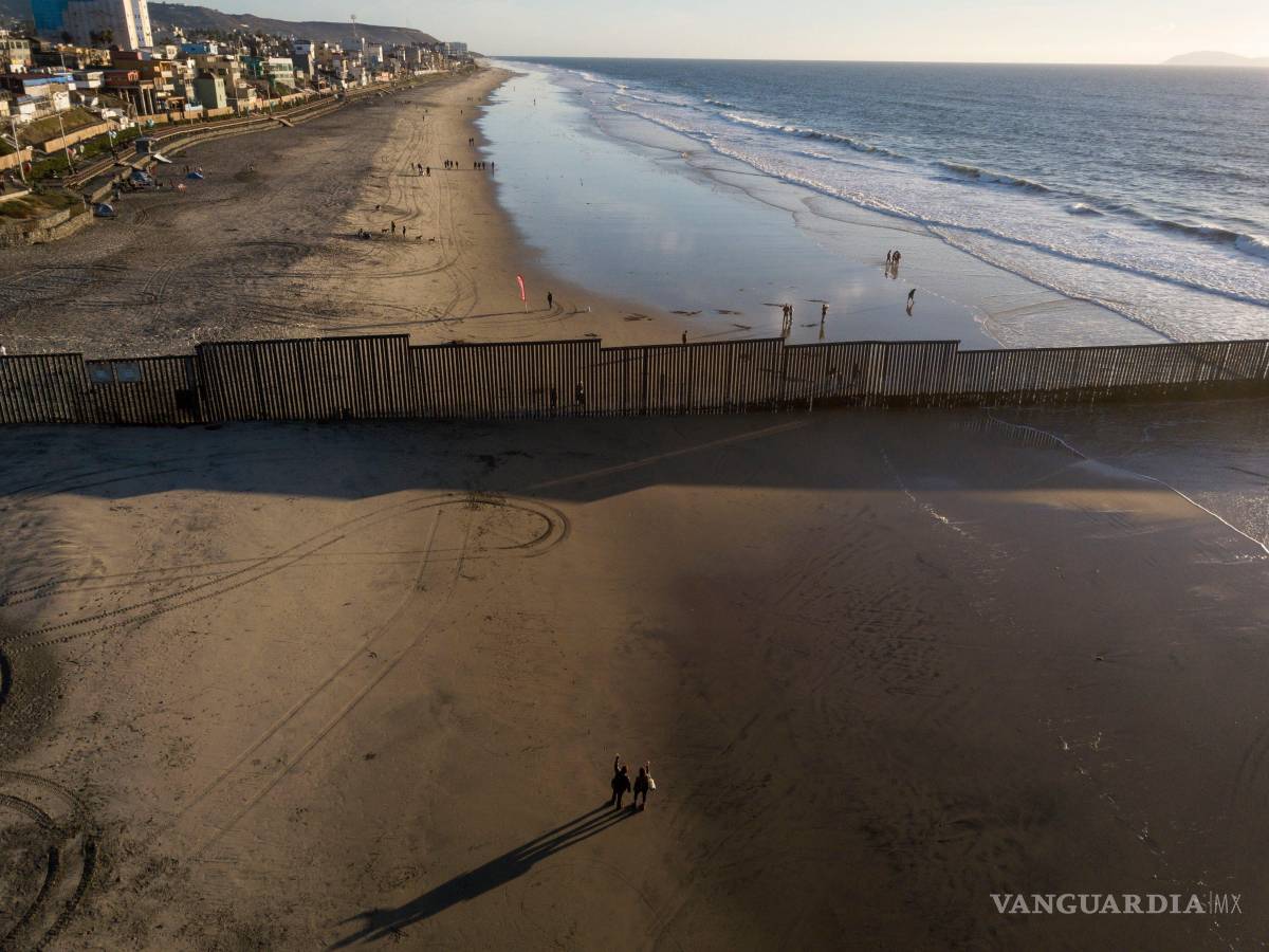 $!En esta fotografía del 23 de noviembre de 2018, personas en San Diego saludan a través de la estructura fronteriza a otras en Tijuana, México.