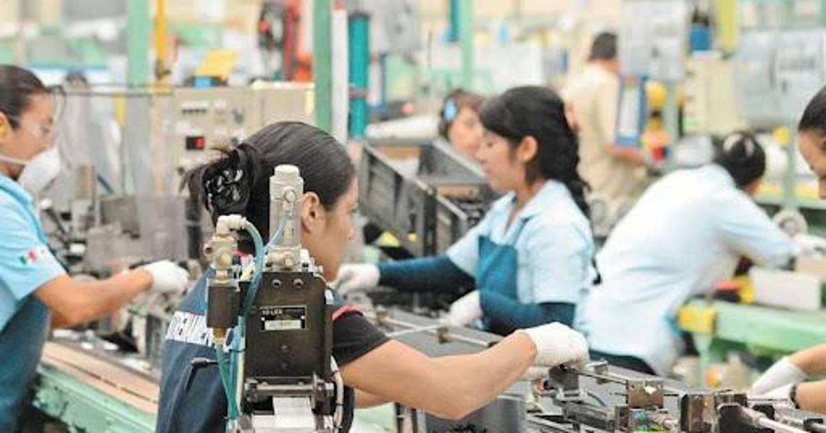 La producción industrial cayó 0.7 por ciento anual en octubre; repunta a nivel mensual: Inegi