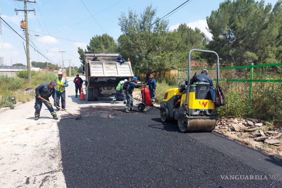 $!Brigadas municipales realizan bacheo y renovación de calles en la colonia Lomas de Lourdes como parte del programa “Colonias al 100”.