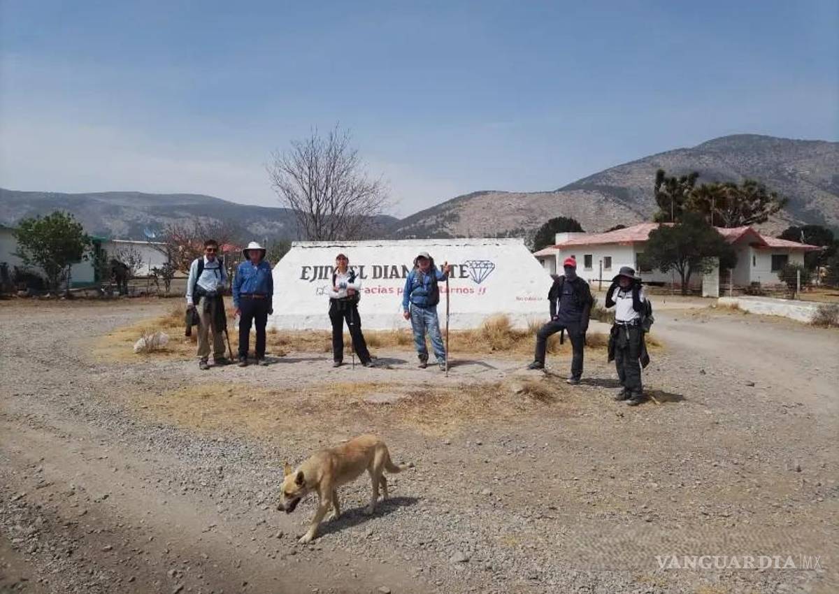 Senderistas atraviesan Coahuila en su travesía de Santiago a Santiago