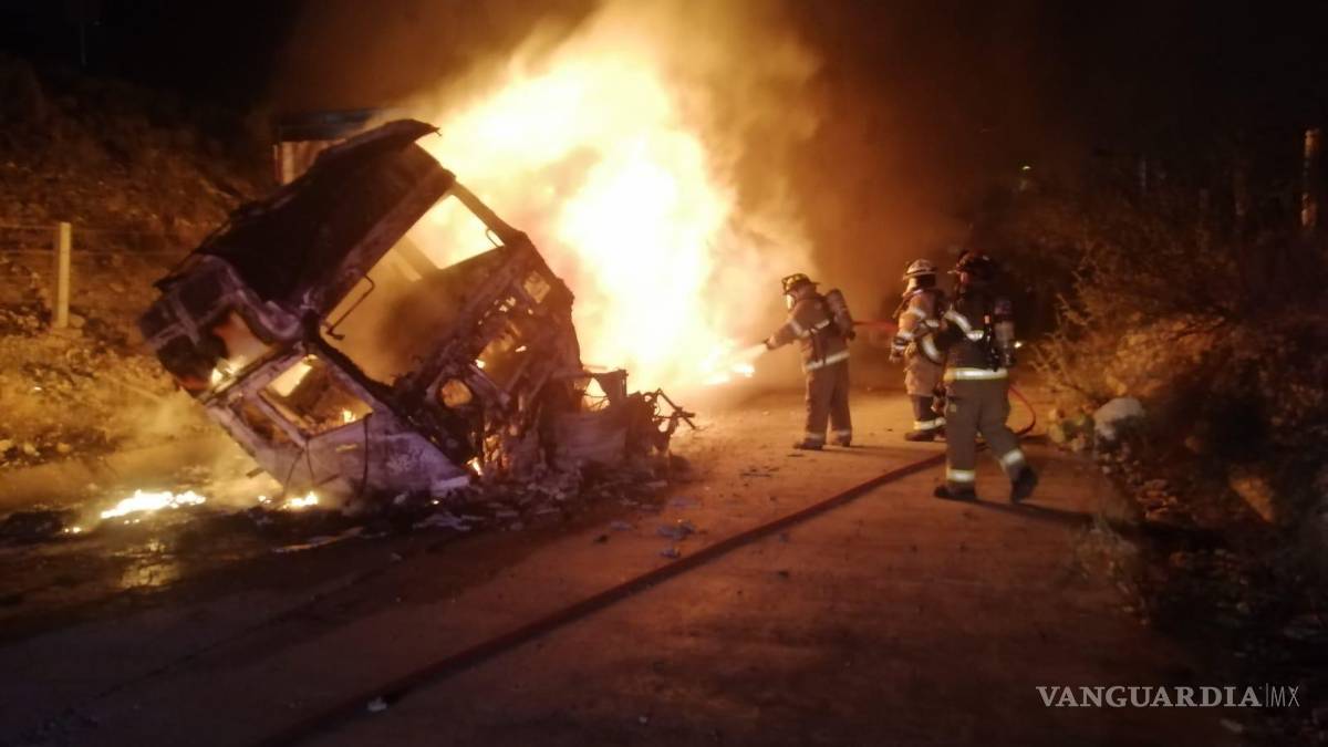 Trailero muere calcinado en volcadura, en Ramos Arizpe