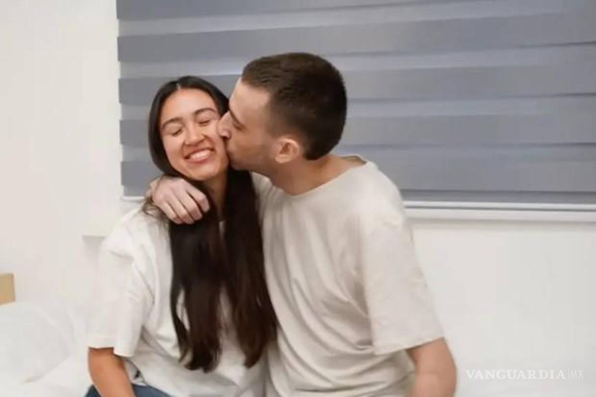 Captan el conmovedor momento en el que se reúnen una pareja de rehenes de Hamás tras liberación