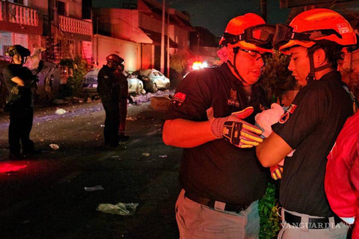 Explosión en empresa de productos médicos deja 2 heridos y 14 evacuados, en Nuevo León