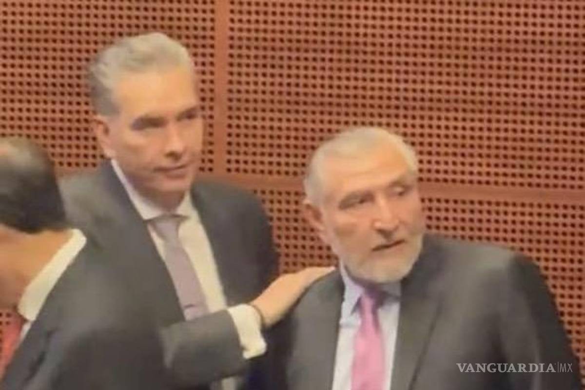 $!Waldo Fernández, senador del PVEM por NL, y Adán Augusto López, compañero de bancada, pero de Morena.