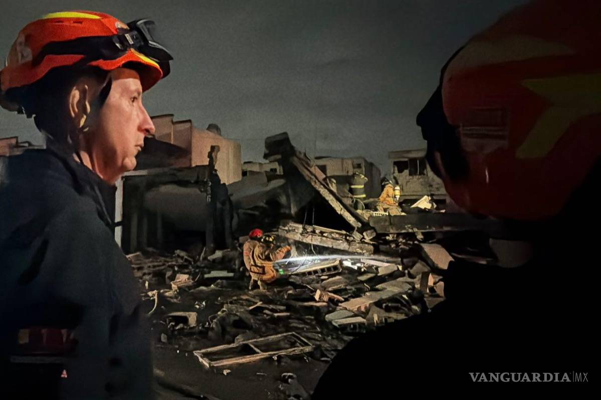 $!Elementos de Protección Civil inspeccionan viviendas colapsadas por la presunta acumulación ilegal de pirotecnia