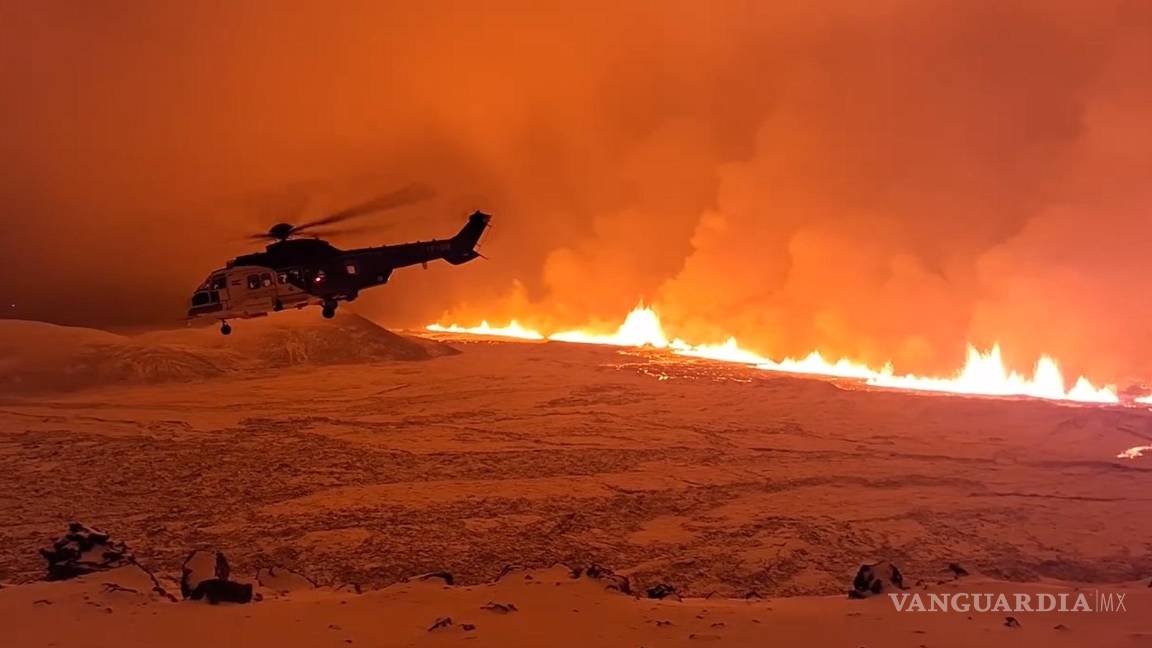 $!La Oficina Meteorológica y Sismológica de Islandia (MET) informó en las últimas horas de este lunes que un volcán hizo erupción a cerca de 4 kilómetros al noreste de la ciudad de Grindavík.
