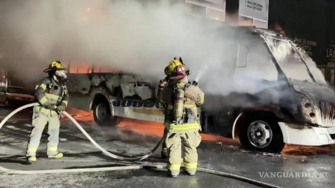 $!El vehículo fue consumido por las llamas pese a la rápida intervención de los cuerpos de emergencia.
