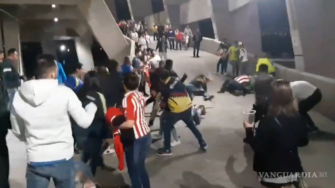 Fanáticos de América y Chivas se agarran a golpes en el Estadio Azteca