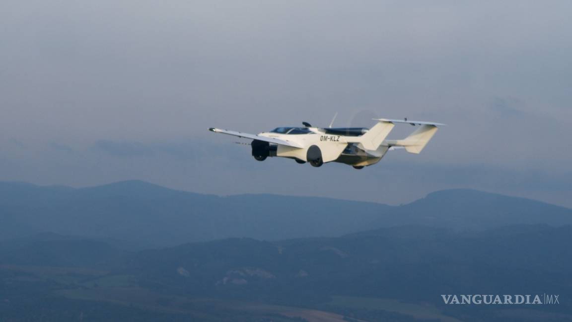 $!AirCar, primer vehículo volador en aterrizar en un aeropuerto de Eslovaquia
