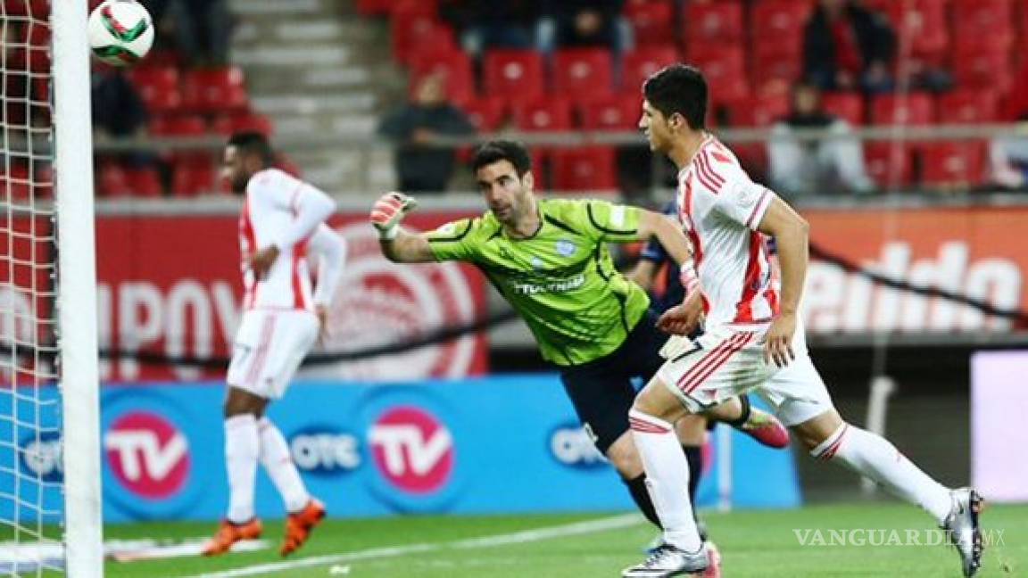 Alan Pulido marca su primer gol con el Olympiacos