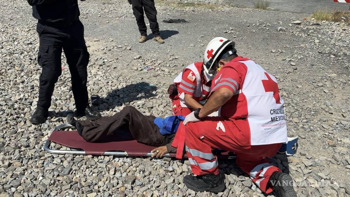 Cae adulto mayor al intentar ganarle el paso al tren en Saltillo; sufrió un golpe en la cabeza