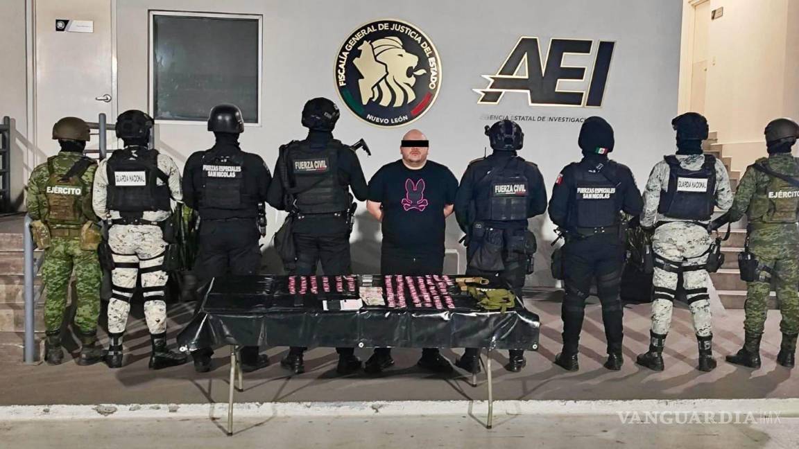 Detienen a hombre en auto con placas de Coahuila, en posesión de drogas y un arma en Nuevo León