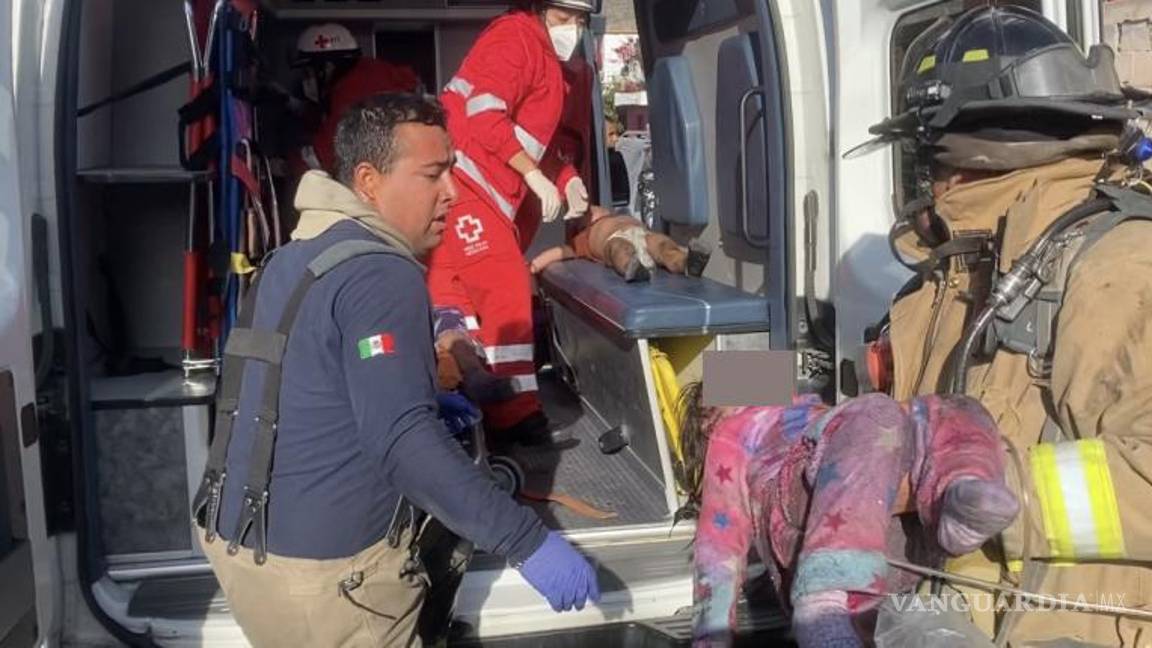 $!Paramédicos realizan maniobras de reanimación en el lugar del incendio mientras los bomberos rescatan a los niños afectados.