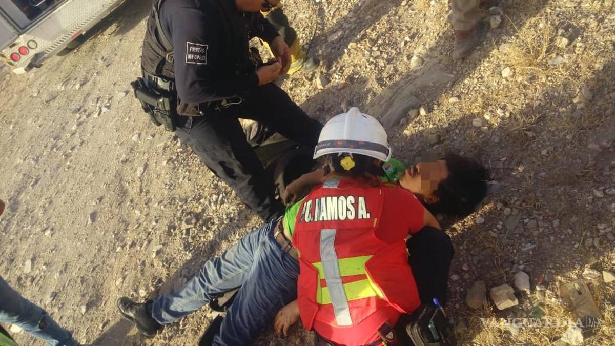 Regios protagonizan volcadura en los límites de Saltillo y Ramos Arizpe