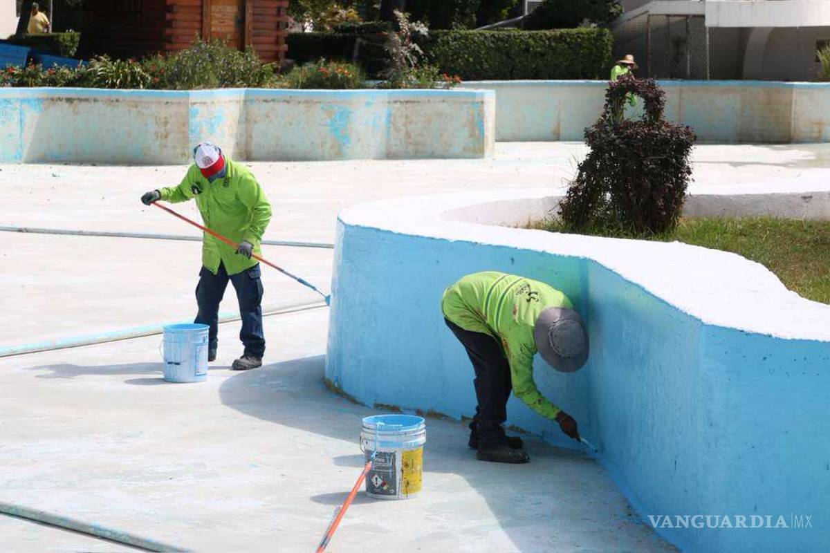 $!Brigadas del programa “Aquí Andamos” realizan limpieza profunda y mantenimiento en el lago de la Alameda Zaragoza, reforzando espacios culturales y recreativos en Saltillo.