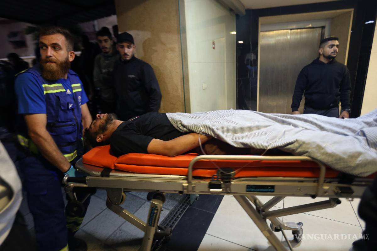 $!Paramédicos trasladan a un palestino herido al hospital Al Hamshari tras un ataque israelí a un campamento cerca de la ciudad portuaria de Sidón, Líbano.