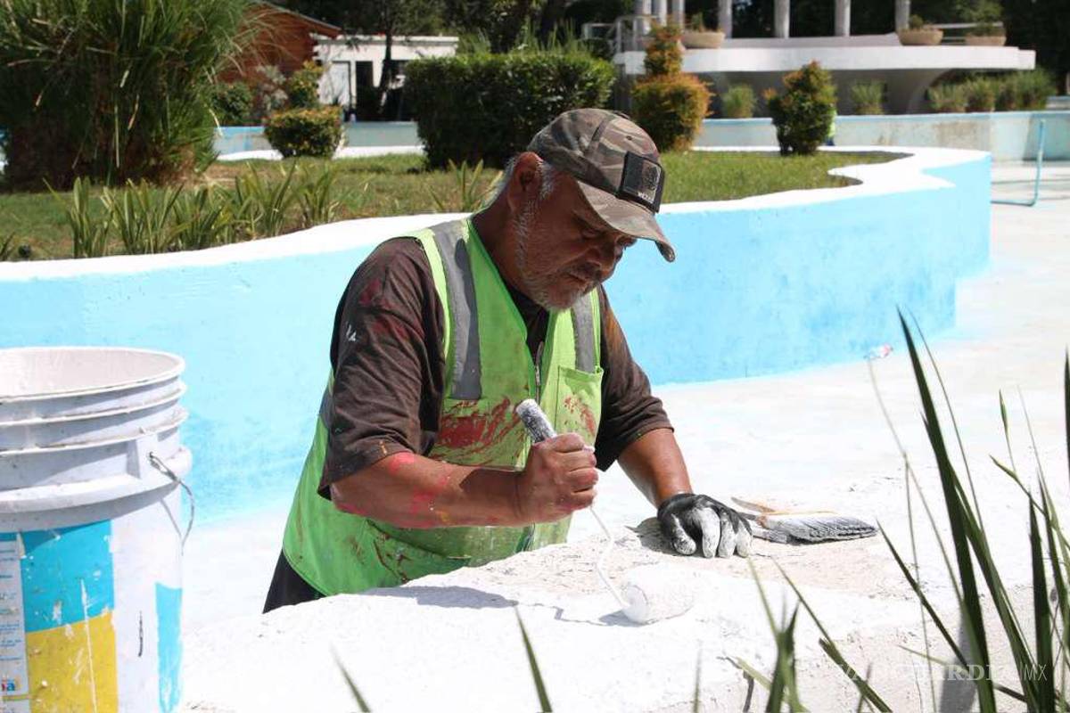 Brigadas municipales refuerzan trabajos en el lago de la Alameda de Saltillo