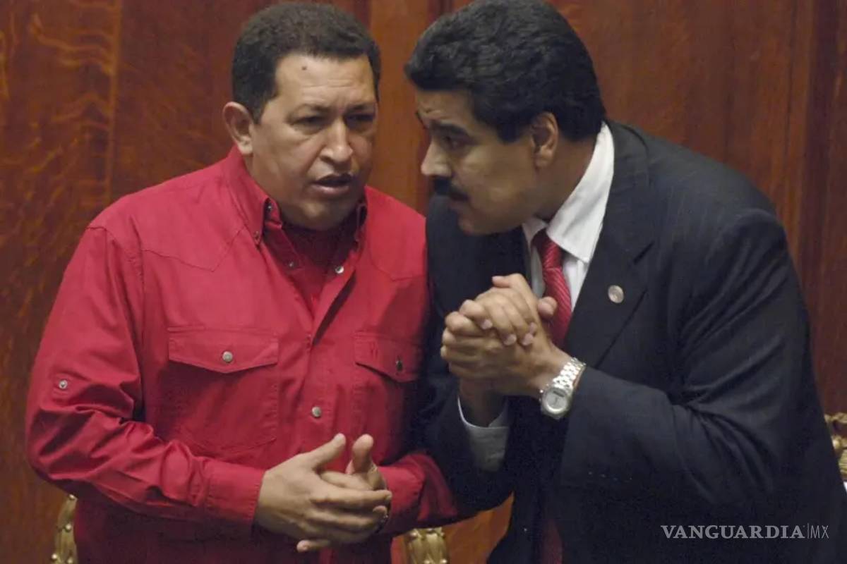 $!El presidente de Venezuela, Hugo Chávez conversa con el entonces ministro de Relaciones Exteriores, Nicolás Maduro, en Montevideo, el 18 de diciembre de 2007.