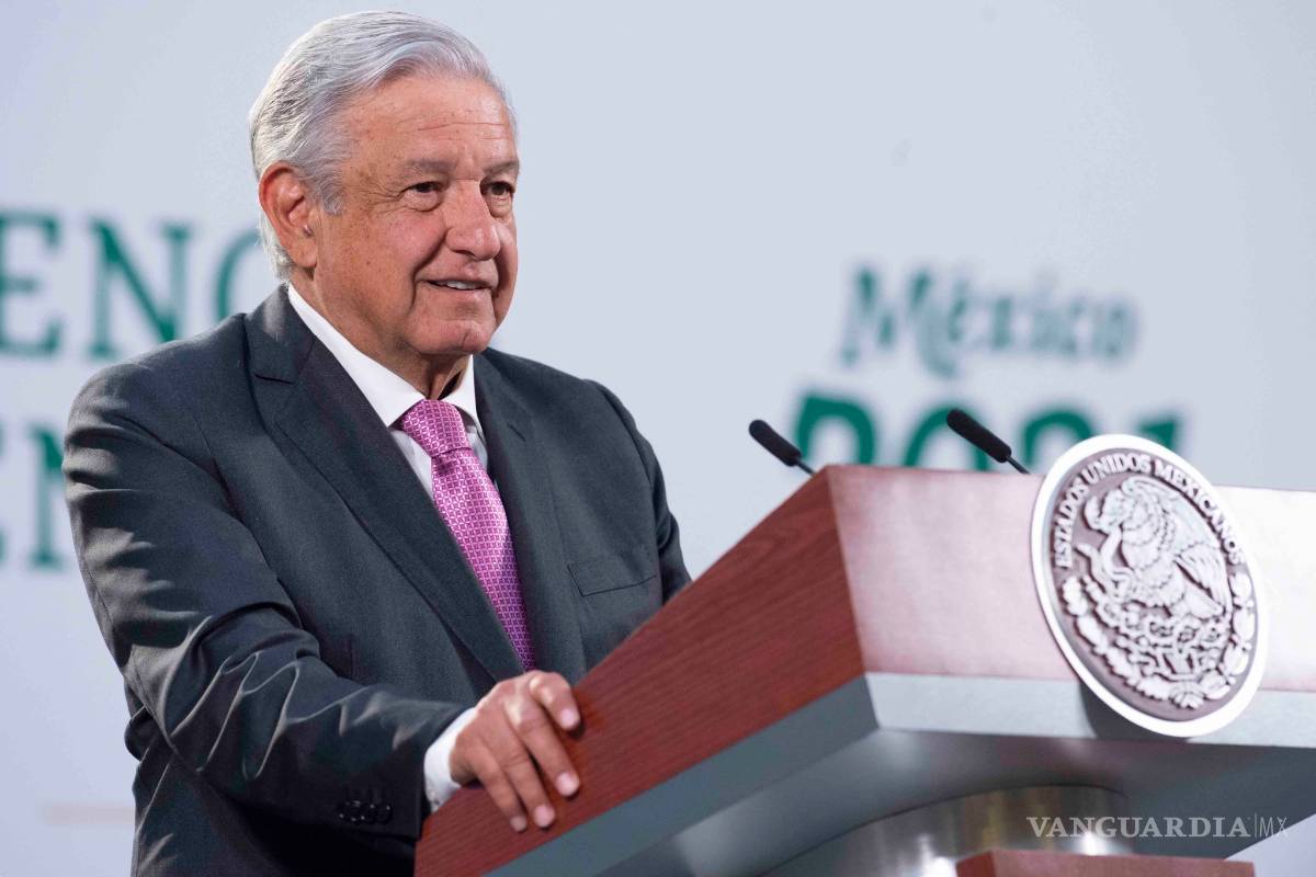 AMLO exhibe que Oxxo, Walmart y Bimbo pagan casi tres veces menos de luz que un hogar