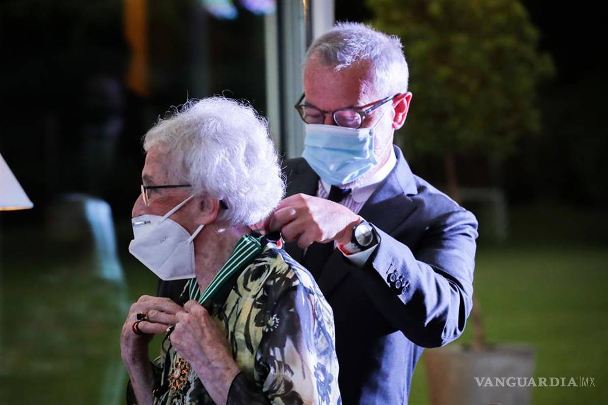 Una Ida Vitale emocionada recibe la Commandeur de la Orden des Arts et des Lettres